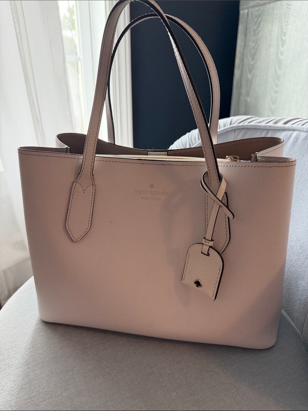 kate spade white tote with luggage tag